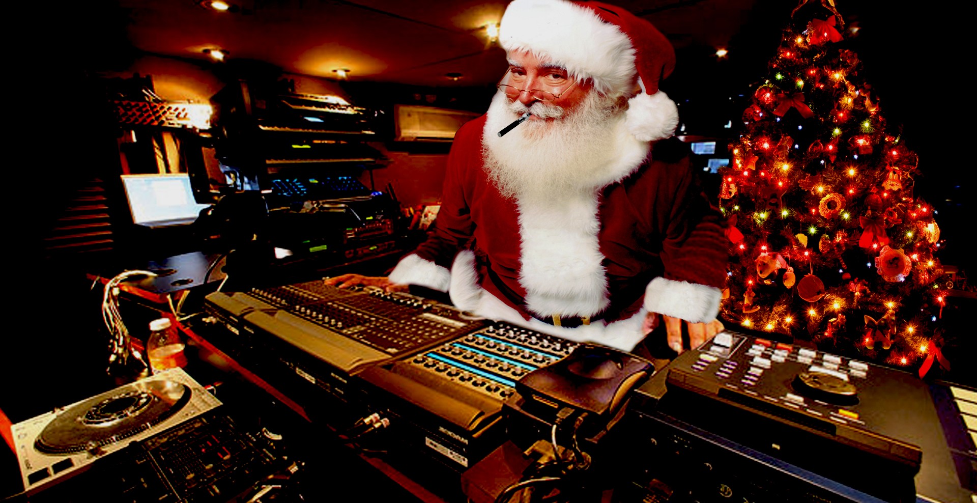 Новогодняя музыка плейлист. Санта диджей. Санта Клаус диджей. Дед Мороз диджей. Новогодний диджей.
