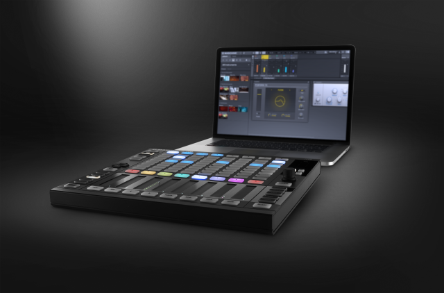 native_instruments_maschine-jam_with-laptop