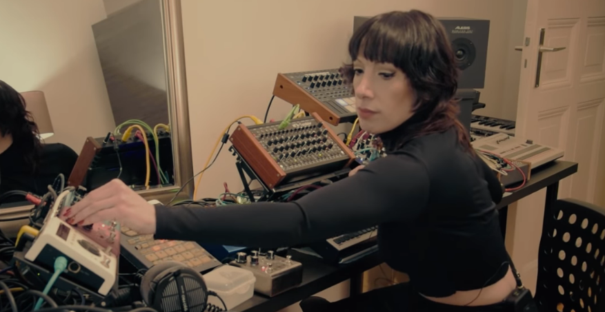 Techno In 10 Minutes With Lady Starlight – Synthtopia